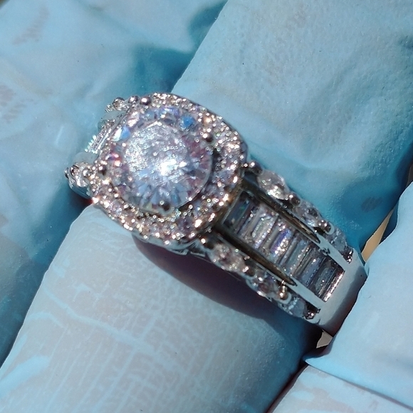 Video in listing. Women's marked 925 white stone ring. - Picture 11 of 11